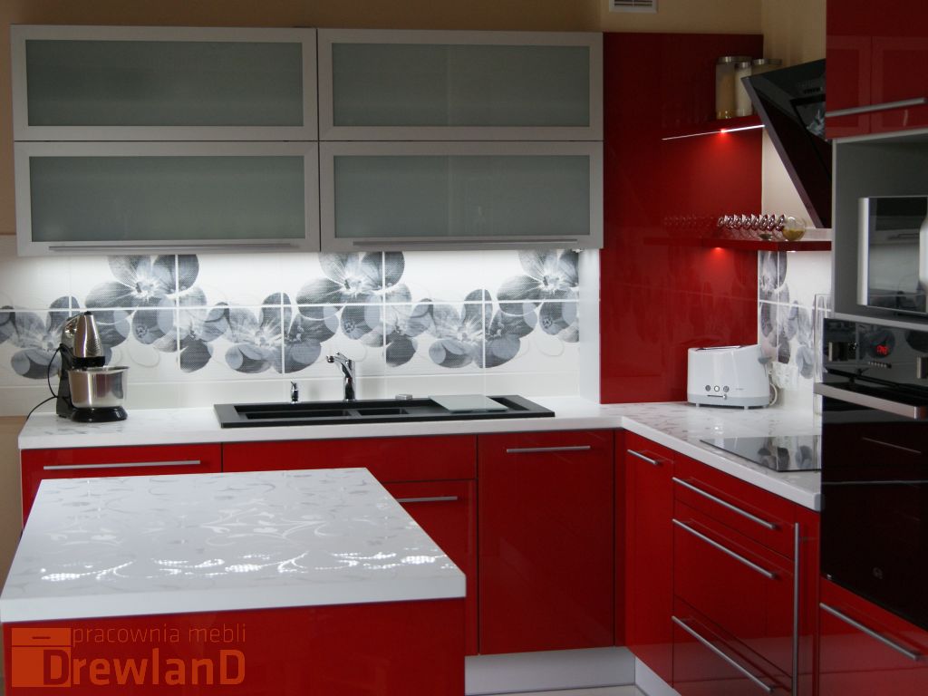 kolor czerwony w kuchni w połączeniu z bielą